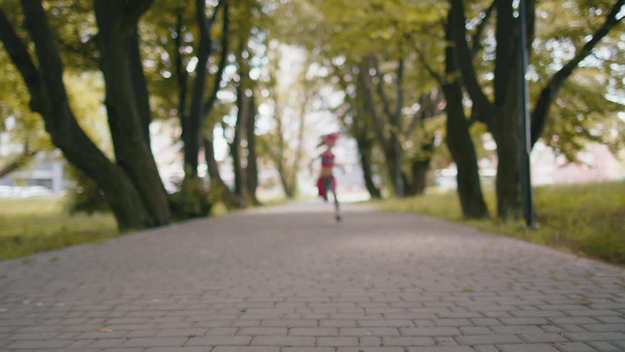 疲惫的运动健身运动跑步儿童女孩在慢跑训练后休息，完成比赛视频素材