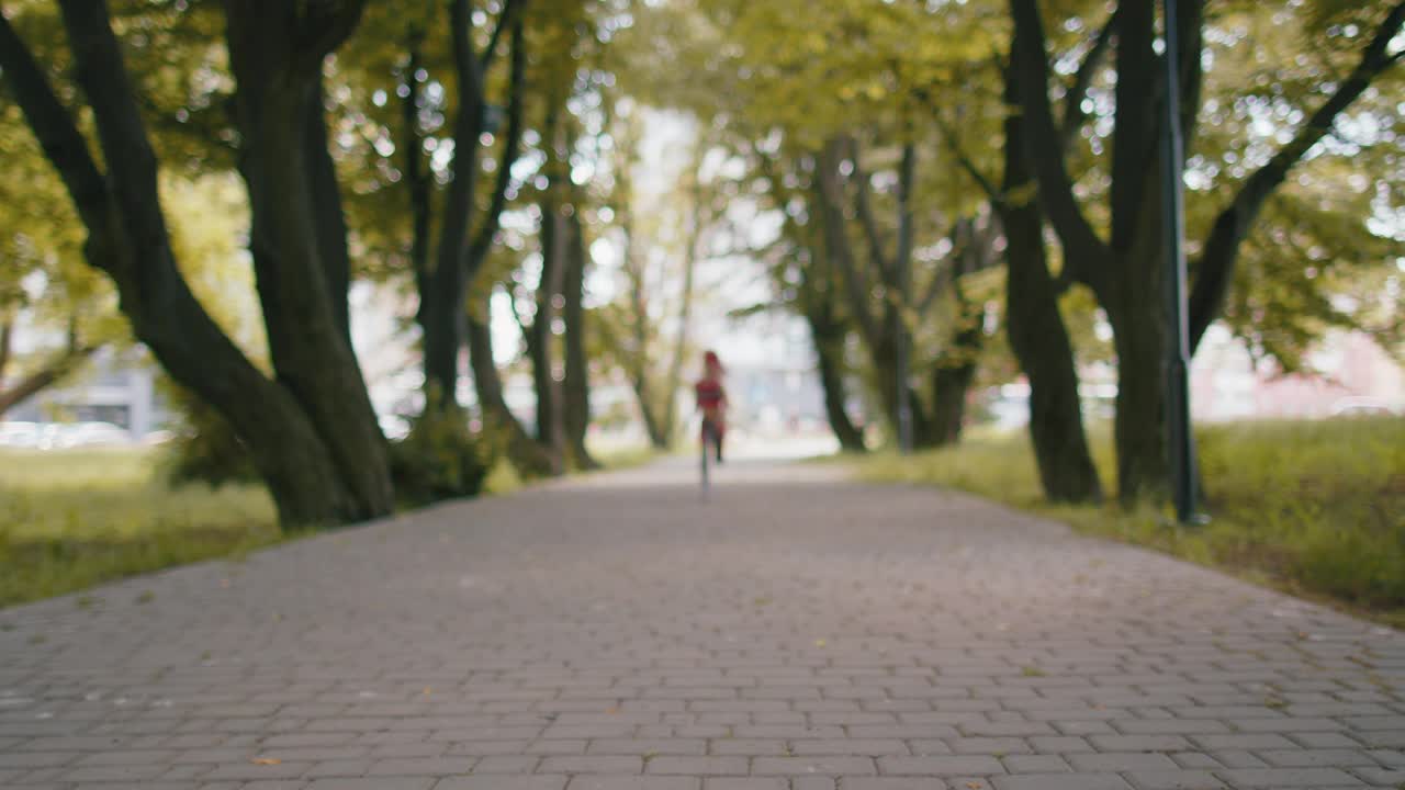 疲惫的运动健身运动跑步儿童女孩在慢跑训练后休息，完成比赛视频素材