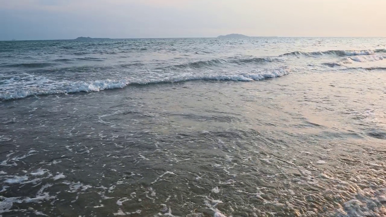 三亚日落时起伏的海浪景观视频素材