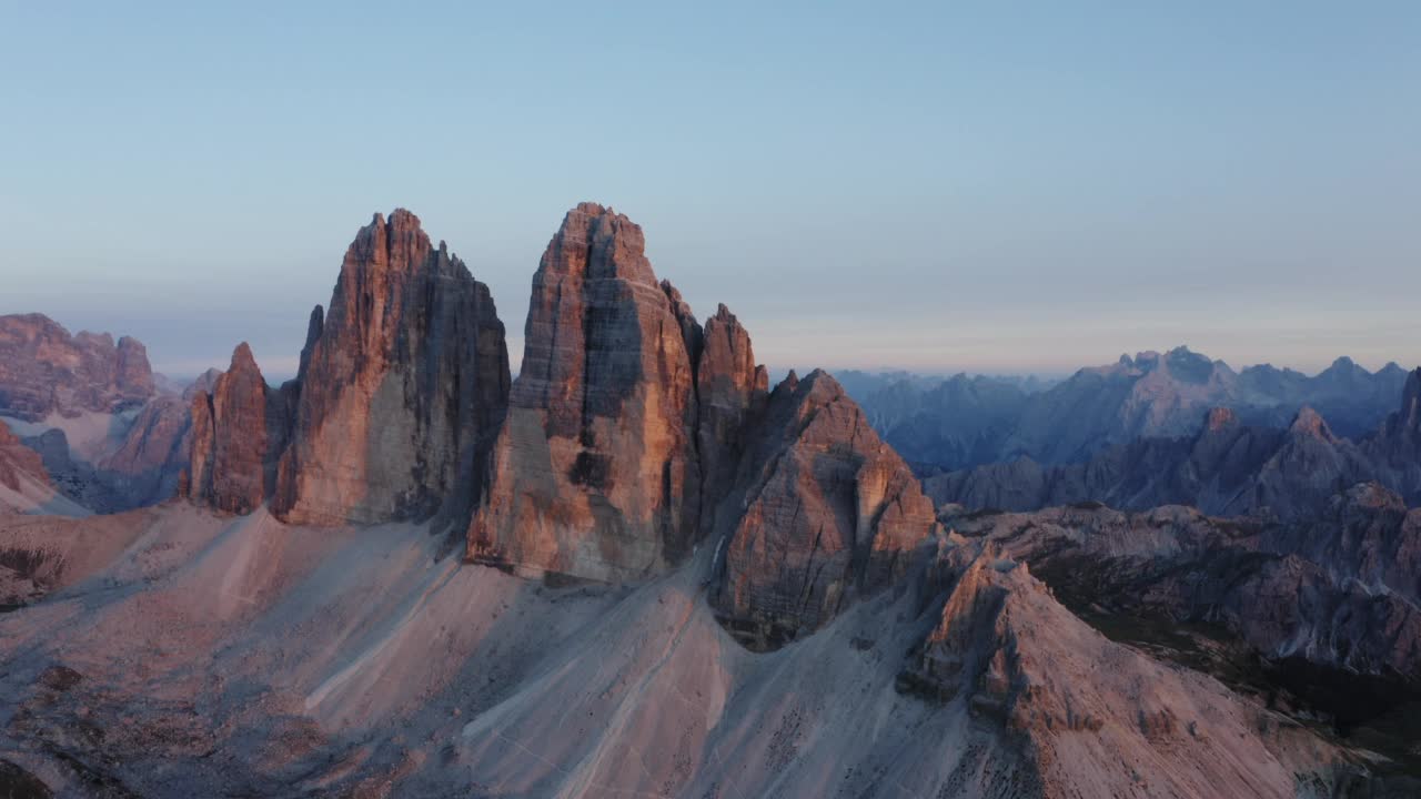 拉瓦雷多Tre Cime di Lavaredo无人机航拍。最参观的地点在Sexten Dolomites阿尔卑斯山在意大利日落黄昏紫丁香光。欧洲南蒂罗尔的自然高山公园，拥有史诗般的景观视频素材