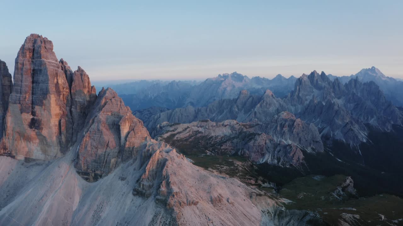 拉瓦雷多Tre Cime di Lavaredo无人机航拍。最参观的地点在Sexten Dolomites阿尔卑斯山在意大利日落黄昏紫丁香光。欧洲南蒂罗尔的自然高山公园，拥有史诗般的景观视频素材