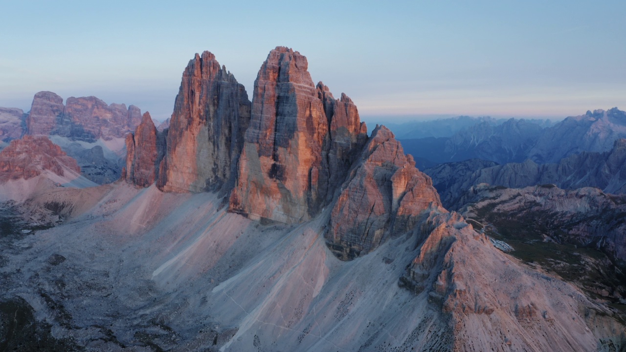 拉瓦雷多高地的无人机航拍。最受欢迎的山在Sexten Dolomites阿尔卑斯山在意大利日落黄昏紫丁香的光。欧洲南蒂罗尔的自然高山公园，史诗般的景观视频素材