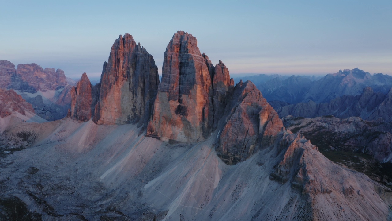 拉瓦雷多Tre Cime di Lavaredo无人机航拍。最参观的地点在Sexten Dolomites阿尔卑斯山在意大利日落黄昏紫丁香光。欧洲南蒂罗尔的自然高山公园，拥有史诗般的景观视频素材