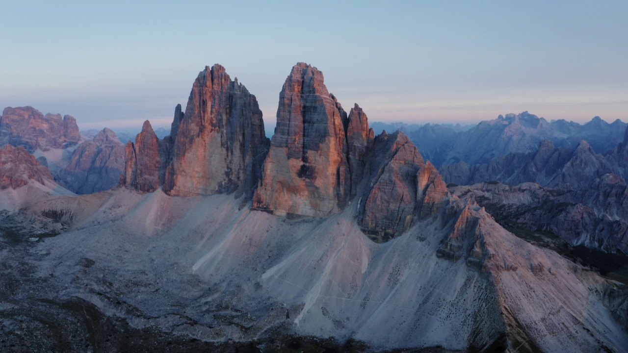 拉瓦雷多高地的无人机航拍。最受欢迎的山在Sexten Dolomites阿尔卑斯山在意大利日落黄昏紫丁香的光。欧洲南蒂罗尔的自然高山公园，史诗般的景观视频素材