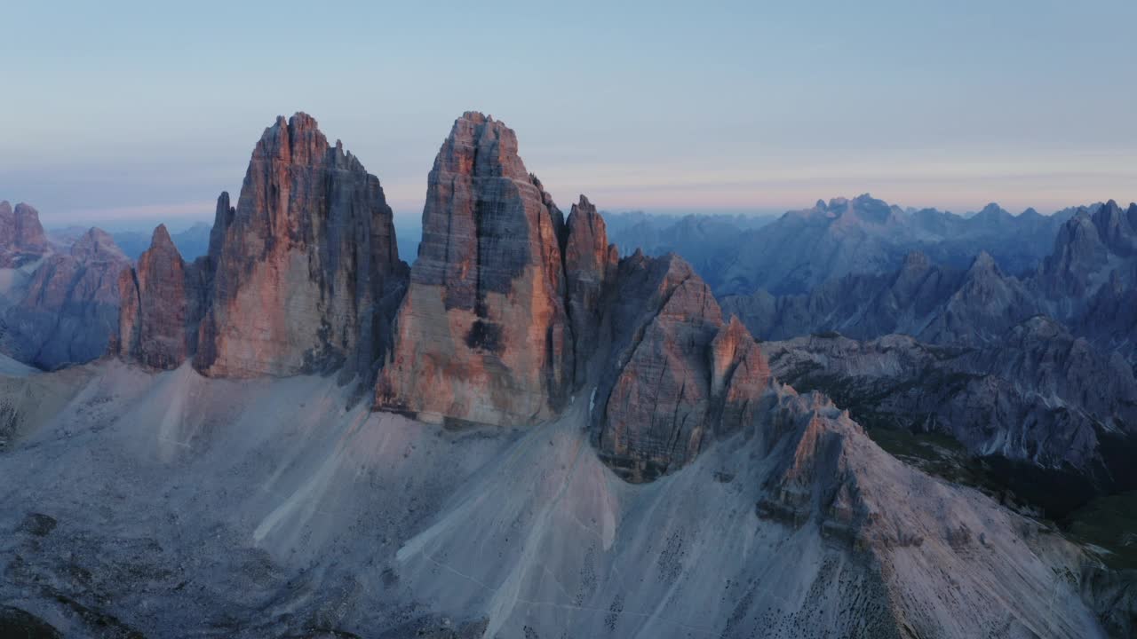 拉瓦雷多高地的无人机航拍。最受欢迎的山在Sexten Dolomites阿尔卑斯山在意大利日落黄昏紫丁香的光。欧洲南蒂罗尔的自然高山公园，史诗般的景观视频素材