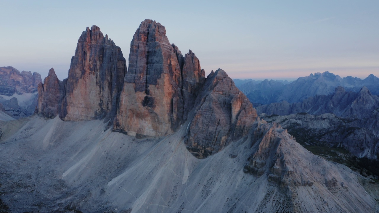 拉瓦雷多Tre Cime di Lavaredo无人机航拍。最参观的地点在Sexten Dolomites阿尔卑斯山在意大利日落黄昏紫丁香光。欧洲南蒂罗尔的自然高山公园，拥有史诗般的景观视频素材