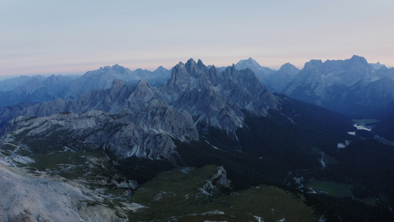 拉瓦雷多高地的无人机航拍。最受欢迎的山在Sexten Dolomites阿尔卑斯山在意大利日落黄昏紫丁香的光。欧洲南蒂罗尔的自然高山公园，史诗般的景观视频素材