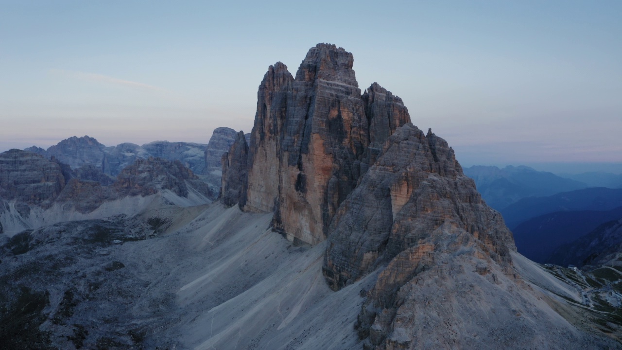 拉瓦雷多高地的无人机航拍。最受欢迎的山在Sexten Dolomites阿尔卑斯山在意大利日落黄昏紫丁香的光。欧洲南蒂罗尔的自然高山公园，史诗般的景观视频素材