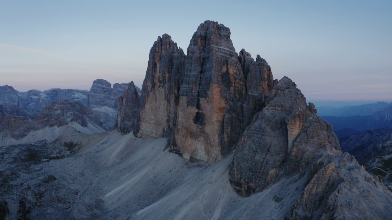 拉瓦雷多高地的无人机航拍。最受欢迎的山在Sexten Dolomites阿尔卑斯山在意大利日落黄昏紫丁香的光。欧洲南蒂罗尔的自然高山公园，史诗般的景观视频素材