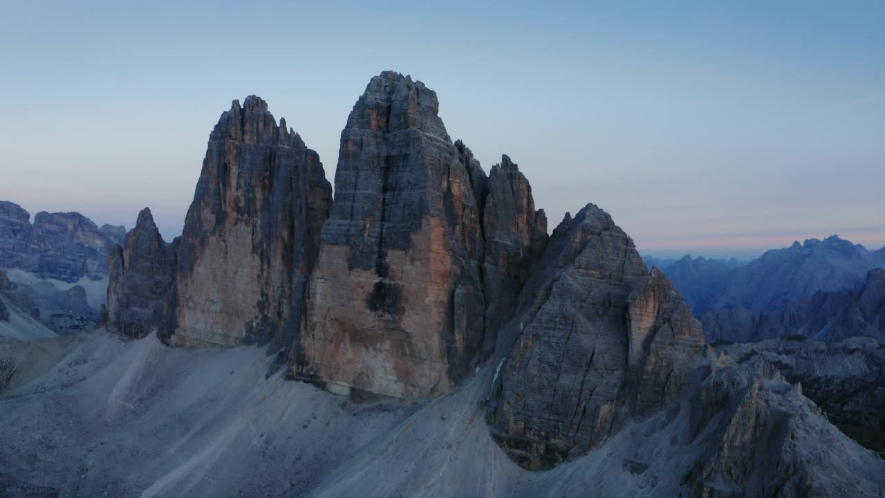 拉瓦雷多高地的无人机航拍。最受欢迎的山在Sexten Dolomites阿尔卑斯山在意大利日落黄昏紫丁香的光。欧洲南蒂罗尔的自然高山公园，史诗般的景观视频素材