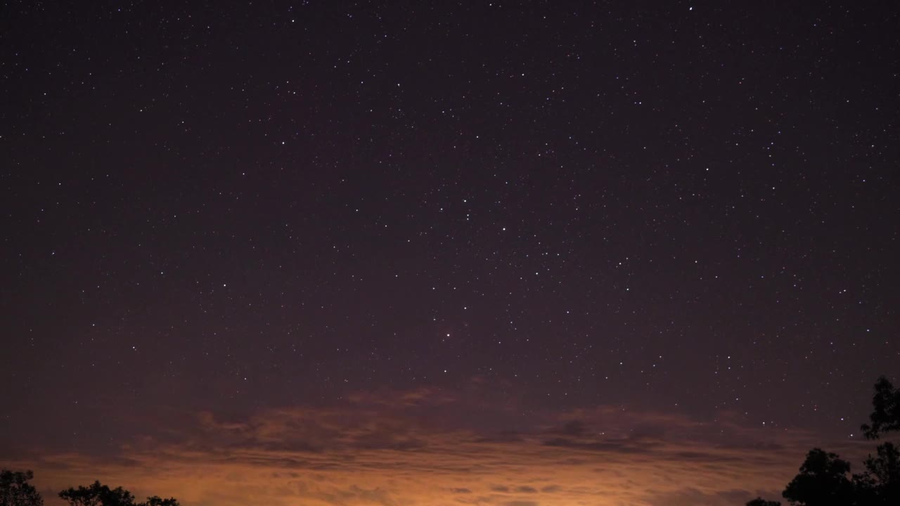 随着夜间雨云的移出，银河系的升起，时间流逝视频素材