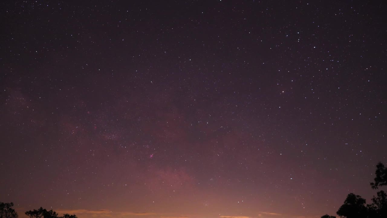 随着夜晚的雨云移出，时间流逝，银河升起视频素材