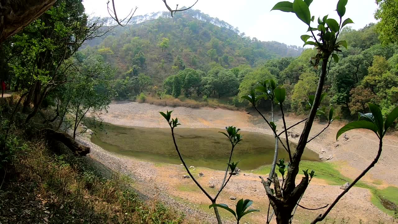 北阿坎德邦丘陵间半干的池塘，时间流逝视频素材