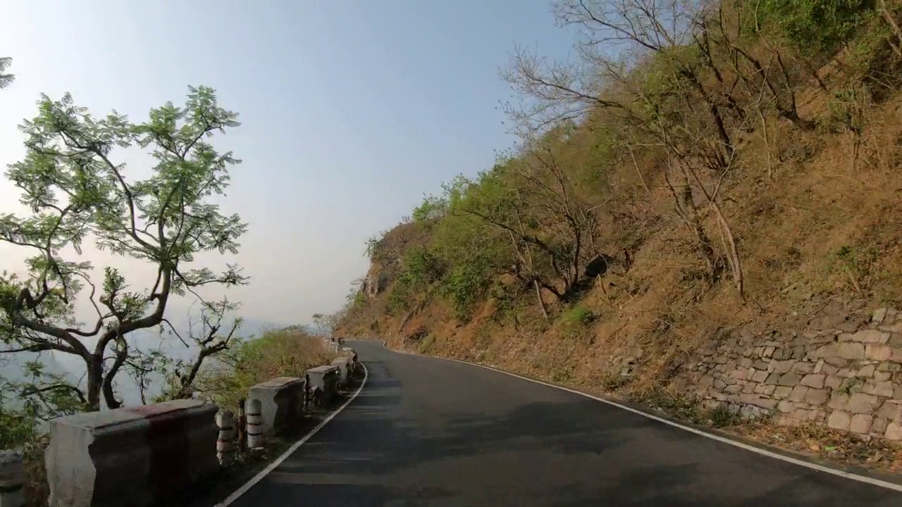 在北阿坎德邦的一条山路上行驶视频素材