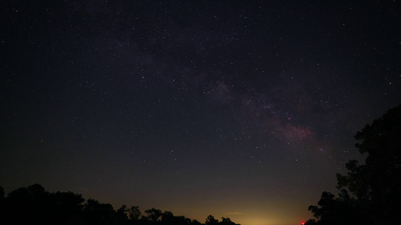 星星在晴朗的夜空中冉冉升起视频素材