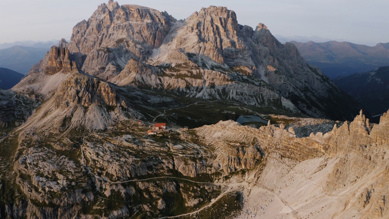 拉瓦雷多三峰的Locatelli Dreizinnen避难所鸟瞰图。Sexten Dolomites阿尔卑斯山，意大利视频素材