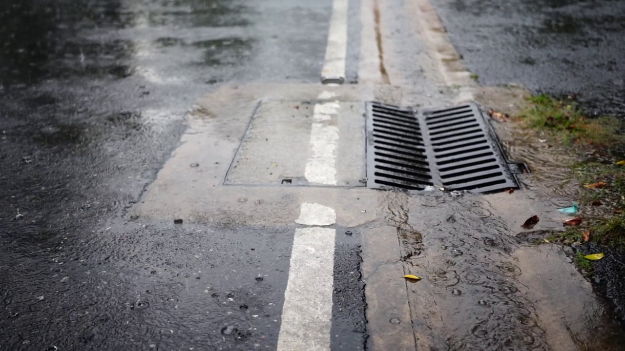 雨后的城市下水道。视频素材