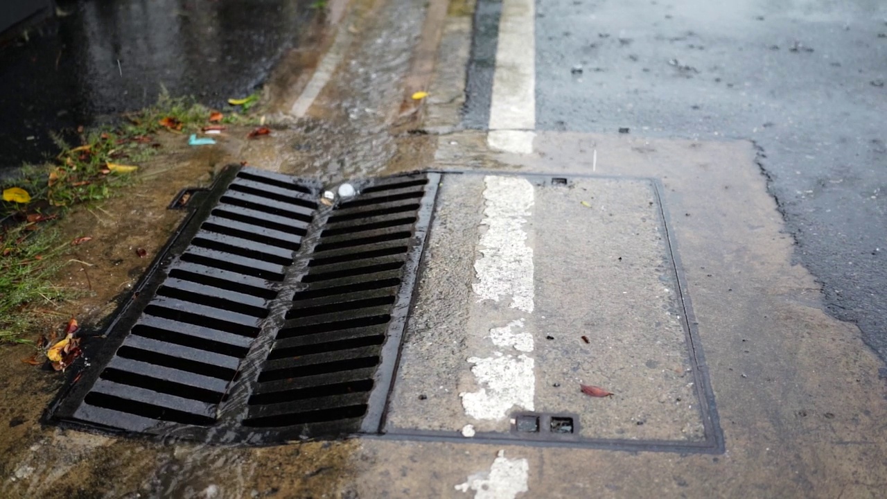 雨后的城市下水道。视频素材