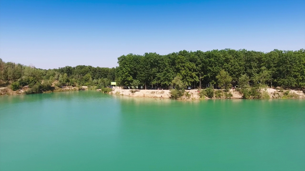 美丽的森林湖泊风景。鸟瞰夏季湖泊景观。视频素材