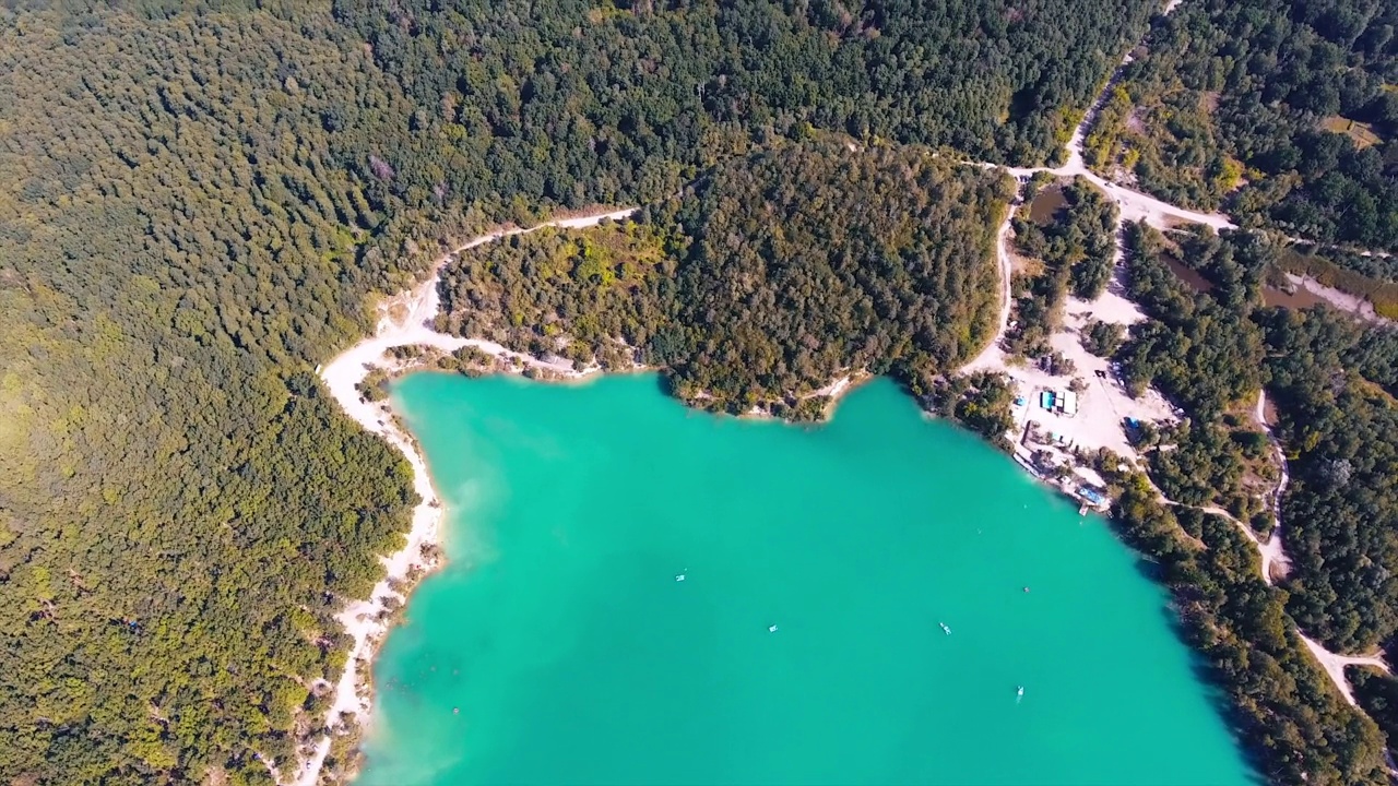 鸟瞰夏季湖泊景观。美丽的森林湖泊风景。视频素材