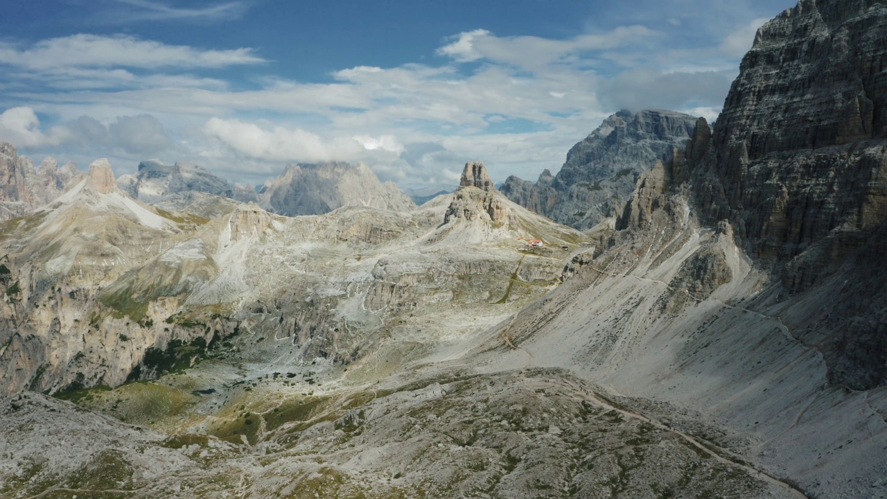 拉瓦雷多三峰的Locatelli Dreizinnen避难所鸟瞰图。秋天的第一场雪在Sexten Dolomites阿尔卑斯山，意大利视频素材