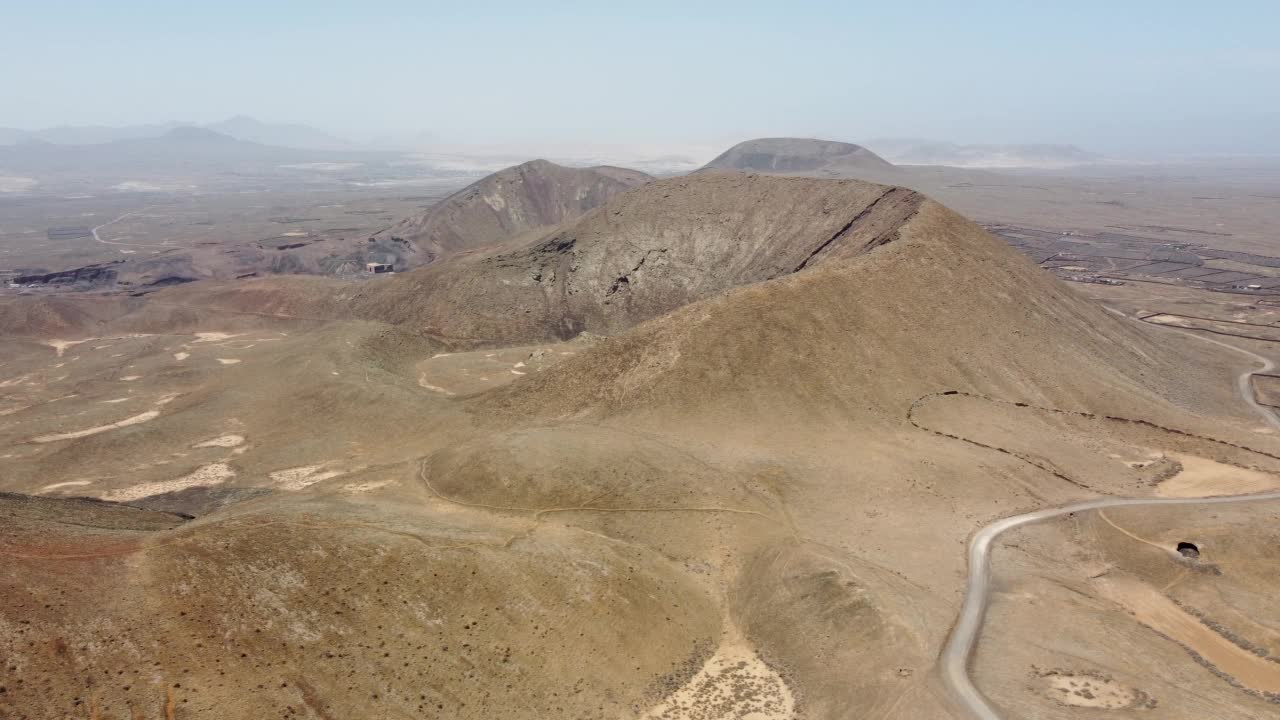 富埃特文图拉岛的沙漠和火山景观鸟瞰图。视频素材