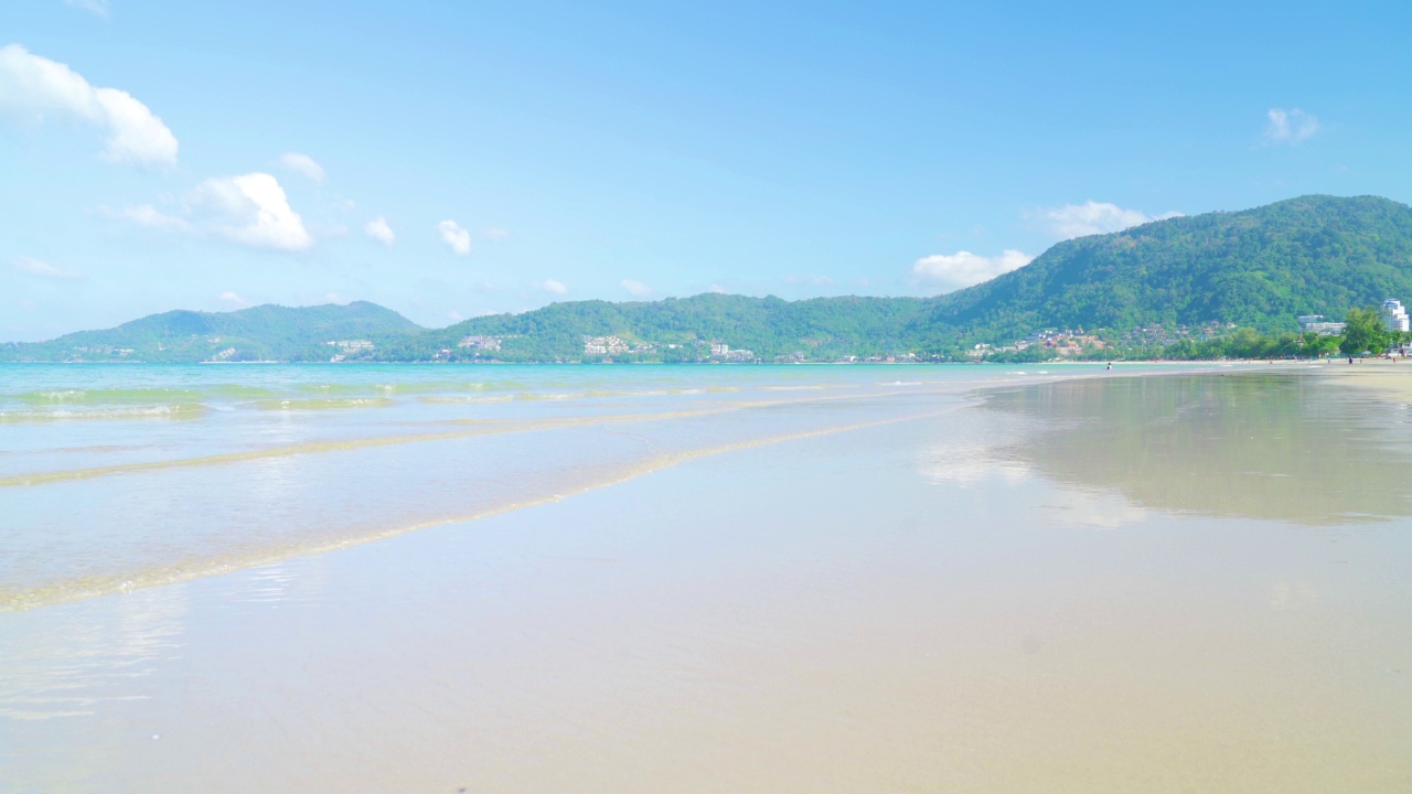 景观视图海滩，大海和沙子，夏天，山背景晴天。加拿大视频素材