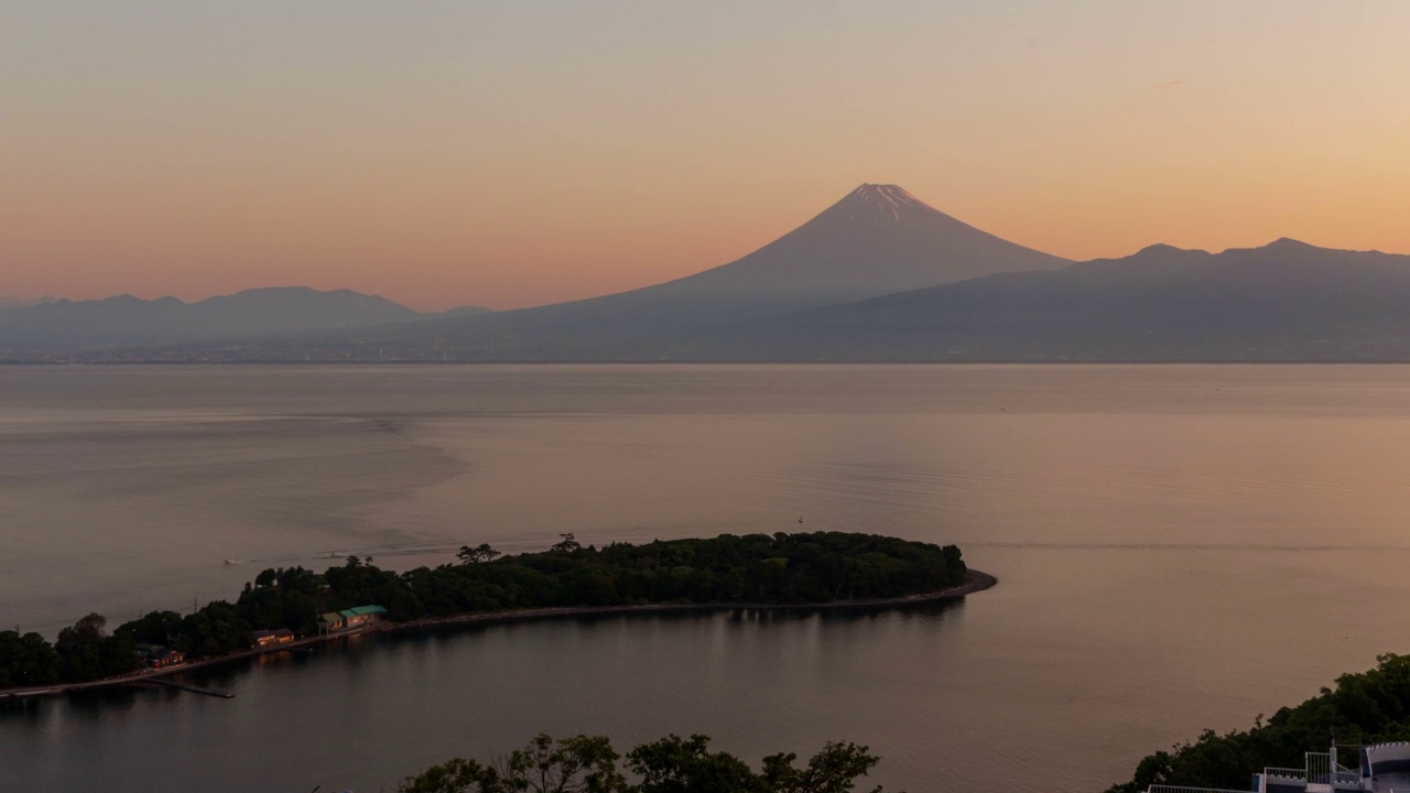 从西津大崎海岸看日出时的富士山时间流逝视频素材