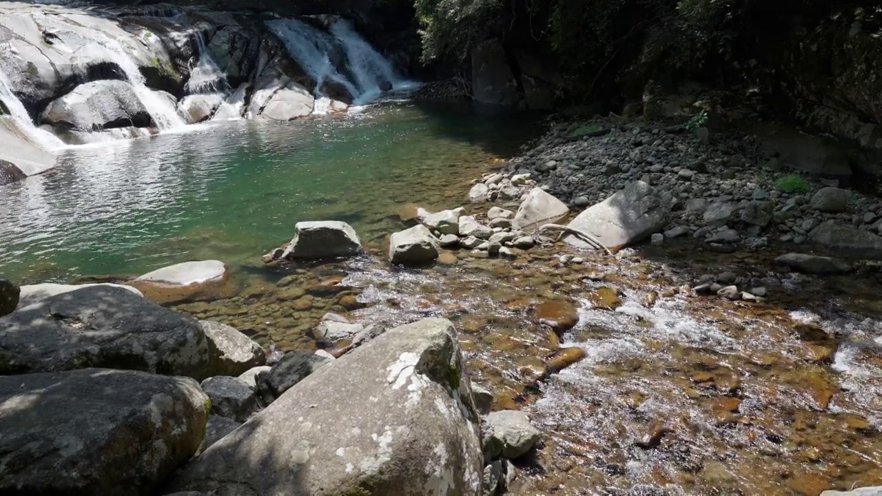 在森林中流淌的Todoroki瀑布的美丽风景“Pan shooting”视频素材