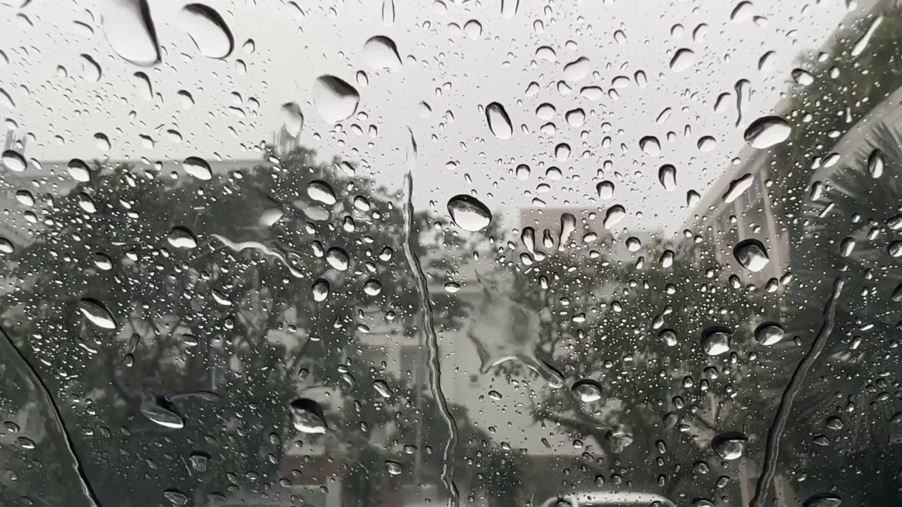 雨水落在汽车挡风玻璃上视频素材