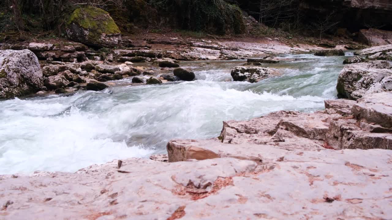 多岩石的山区河流的河口流动。湍急的水流和沸腾的水流，形成瀑布。旅游理念，徒步旅行，野生动物美。4 k视频素材