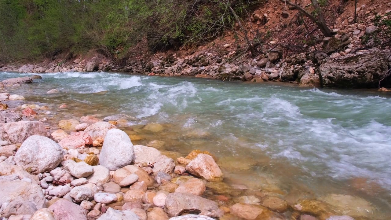 多岩石的山区河流的河口流动。湍急的水流和沸腾的水流，形成瀑布。旅游理念，徒步旅行，野生动物美。4 k视频素材