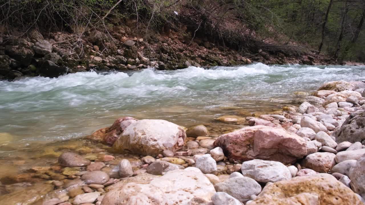 多岩石的山区河流的河口流动。湍急的水流和沸腾的水流，形成瀑布。旅游理念，徒步旅行，野生动物美。4 k视频素材