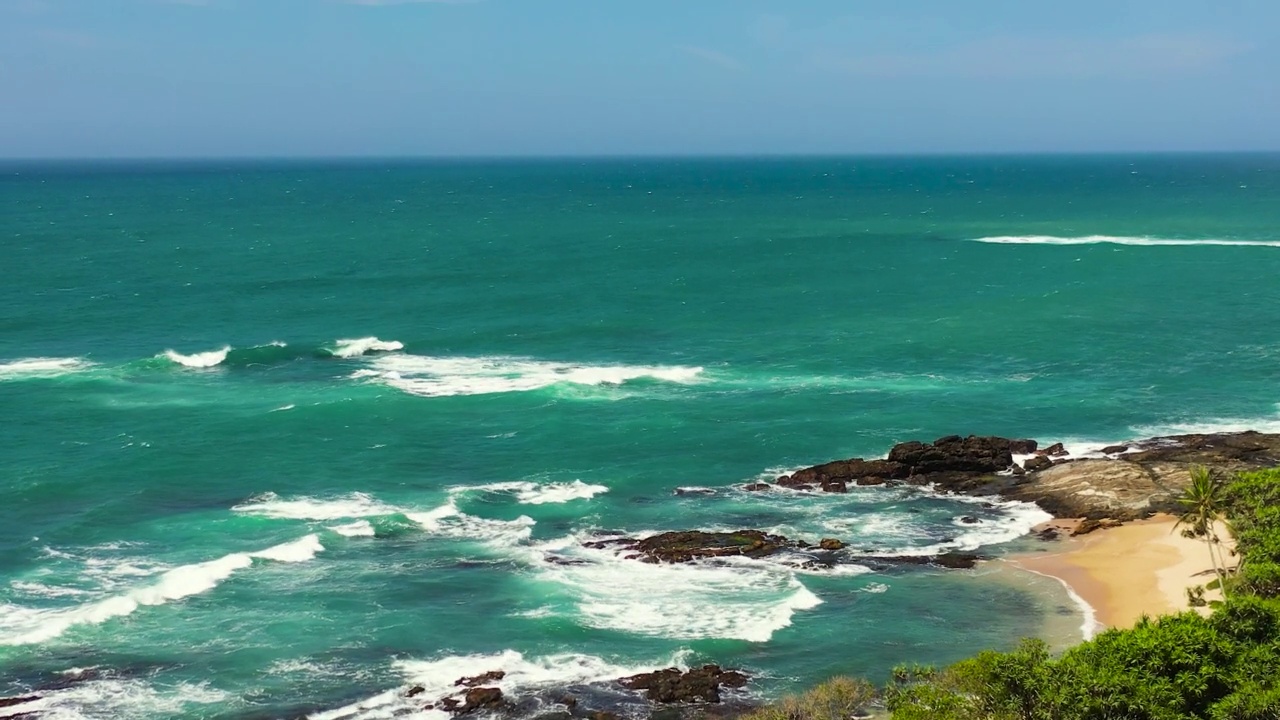 美丽的海景海滩，碧绿的海水。斯里兰卡。视频素材