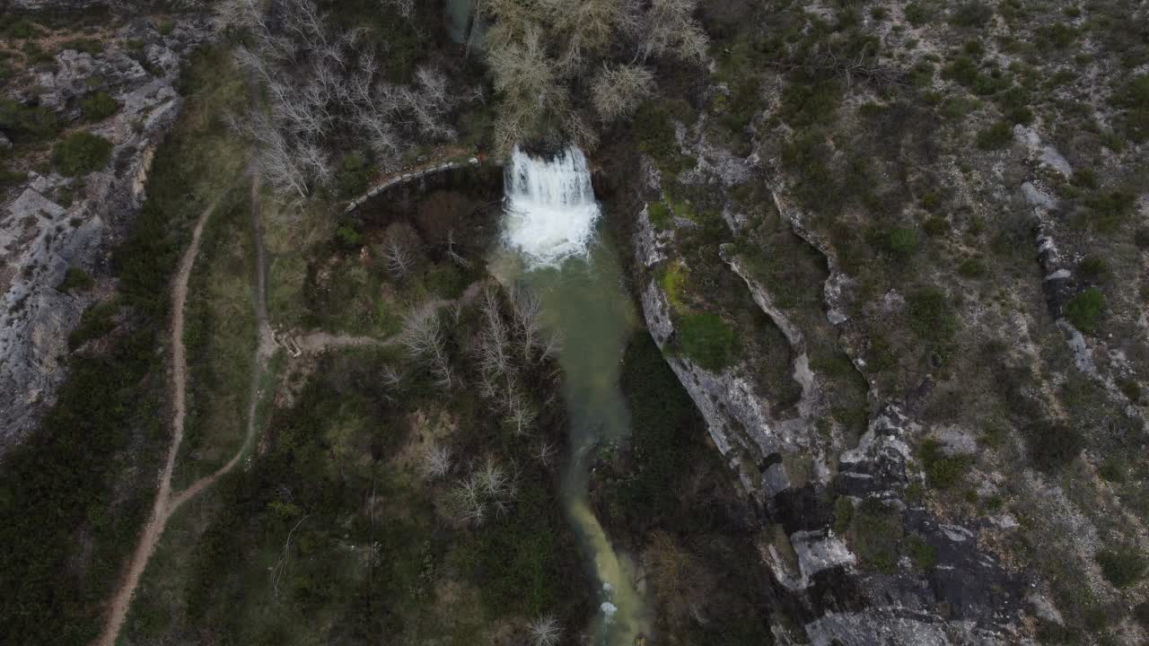 鸟瞰，山涧间有河流，春天有大瀑布。视频素材