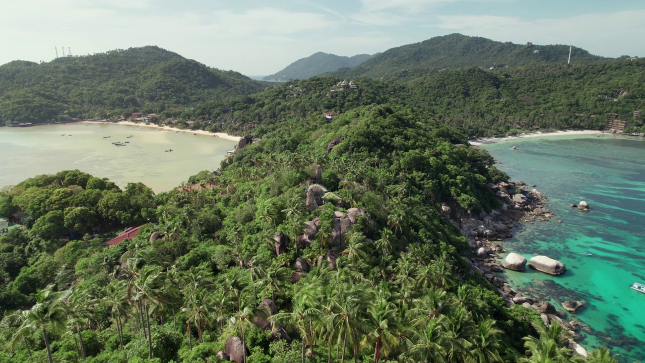 鸟瞰图:热带海滩天堂，著名的美丽的夏季海滩，海的两种色调的高岛视角(泰国高岛)视频素材