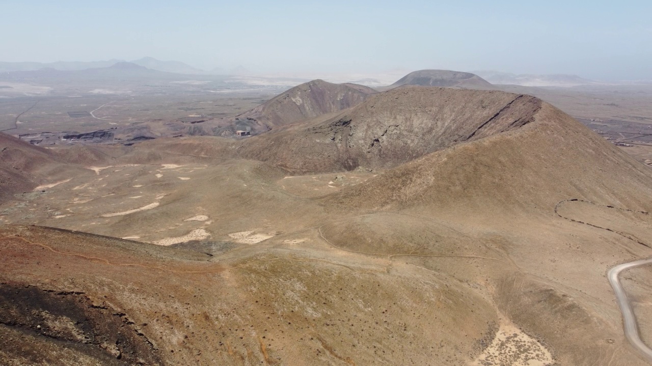 富埃特文图拉岛的沙漠和火山景观鸟瞰图。视频素材