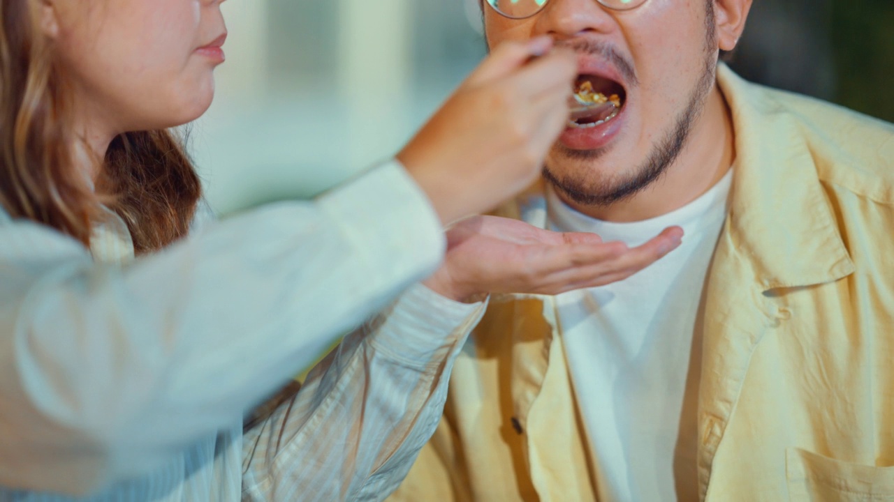 饥饿的夫妇享受亚洲晚餐。视频素材