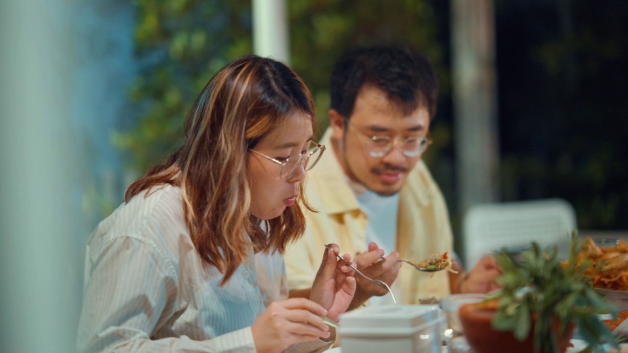 饥饿的夫妇享受亚洲晚餐。视频素材