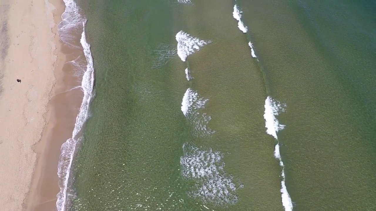 空中碧蓝的大海和海浪视频素材