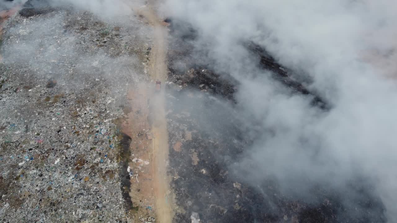 驾驶观景卡车移动红色粘土，以帮助从明火中拯救视频素材