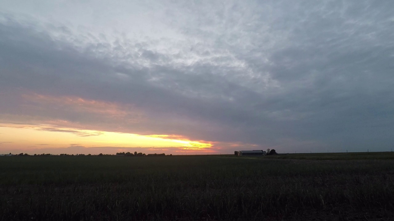 夕阳下，平原上五彩缤纷的天空视频素材