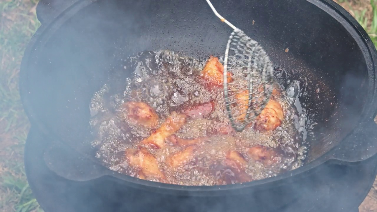 炸过的鸡翅在户外用大锅炸视频素材