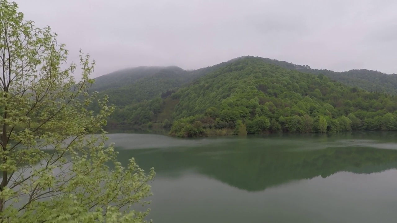 空中山映在湖中视频素材