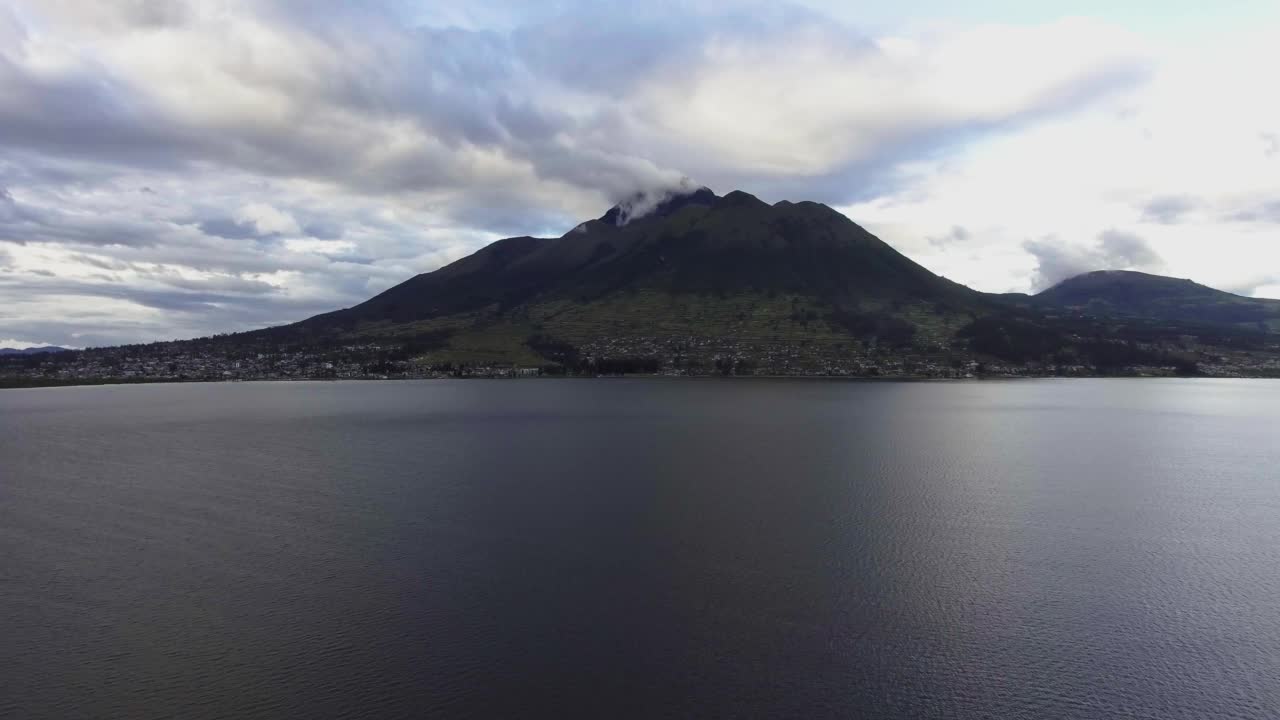 因巴布拉火山和圣巴勃罗湖视频素材