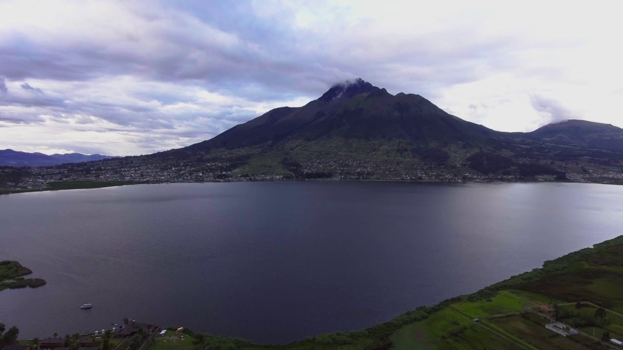 因巴布拉火山和圣巴勃罗湖视频素材