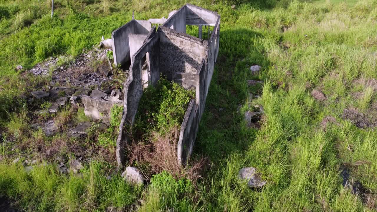 鸟瞰图室外附近废弃的混凝土建筑视频素材