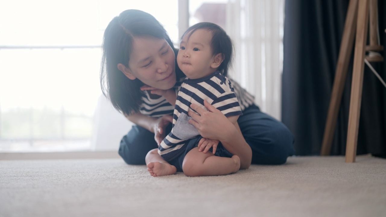 女婴在家里的地板上爬行视频素材