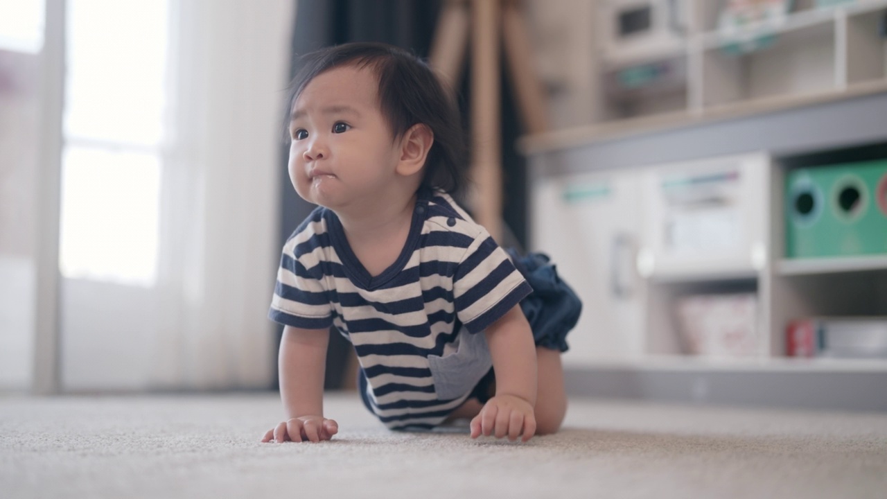 孩子在家里客厅地板上爬来爬去发展技能视频素材