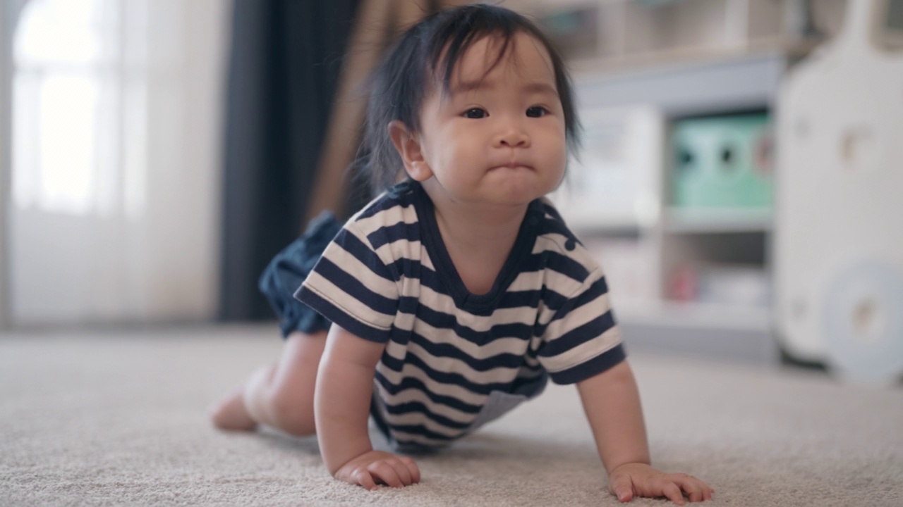 小女婴在地板上爬行视频素材